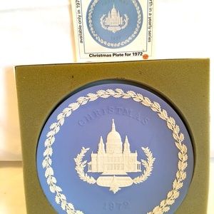 Beautiful Wedgwood 1972 Christmas Plate.